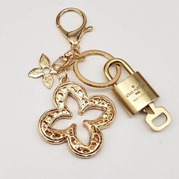 Authentic Louis Vuitton Lock & Key with Unbranded Pink Floral Clover Keychain - Picture 3 of 7